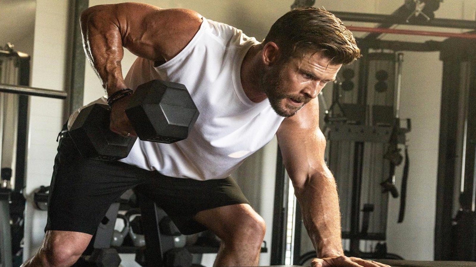 Read more about the article Chris Hemsworth Diagrams a Killer Higher Physique Exercise Match For an Motion Star